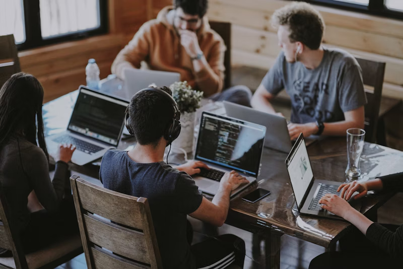 Ältere Schüler arbeiten gemeinsam an einem Projekt